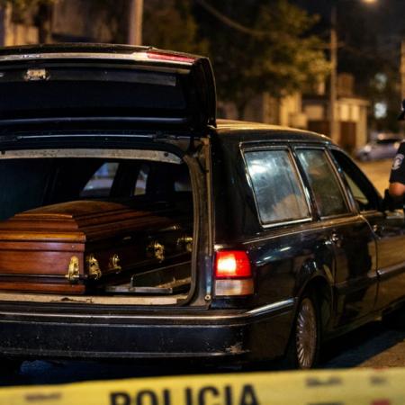 Roban un vehículo fúnebre en la ciudad de Berisso y lo abandonan al hallar un ataúd