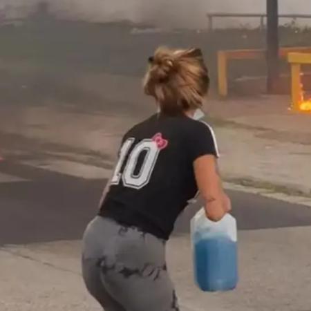 Protesta frente a un penal y una escena insólita: familiares de un preso muerto se prendieron fuego