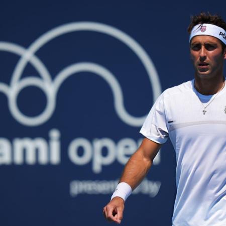 Tomás Etcheverry camina firme y avanza a octavos en el Miami Open