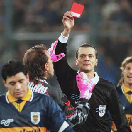 Un día como hoy debutaba Javier Castrilli, el "Sheriff" del fútbol argentino