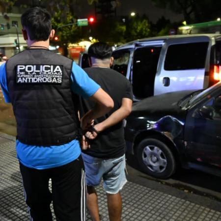 Operativo de saturación en Balvanera: detenidos, y secuestro de drogas y armas blancas