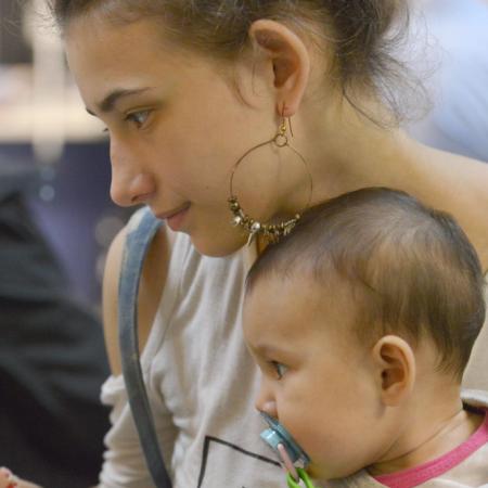 Bonos de 10 salarios y 180 días de licencia: la nueva AUH que propone Pagano