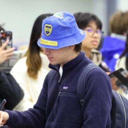 Cerca de los fanáticos y guiño a Boca: las primeras horas de Colapinto en China