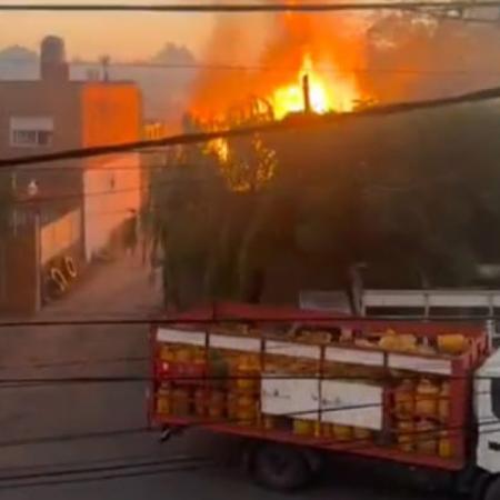 Voraz incendio y explosiones en un depósito de garrafas en Mariano Acosta
