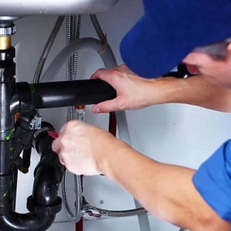 Crisis de oficios en Argentina: por qué faltan plomeros y cómo el déficit técnico ya encarece las obras