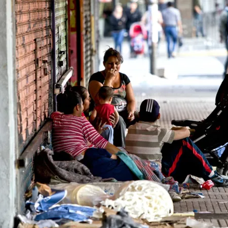 ¿Por qué baja la pobreza si el consumo no crece? La explicación de los economistas