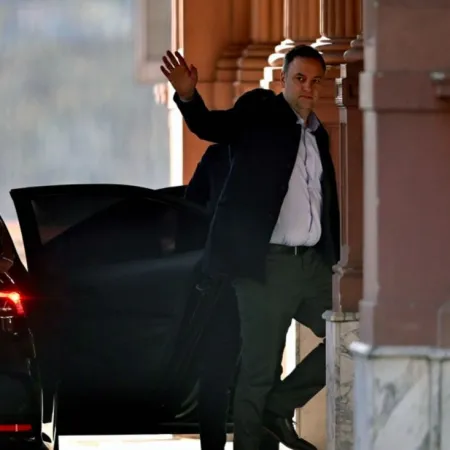 Sospechan de un viaje secreto de Adorni a Hawái y la Justicia ya pidió datos