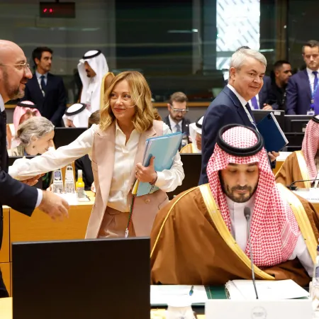 Meloni viaja al Golfo en plena crisis y busca asegurar energía