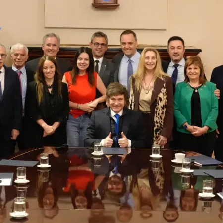 Javier Milei reúne al Gabinete en busca de cerrar la crisis por Manuel Adorni