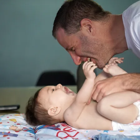 Licencia por paternidad: de 2 a 30 días, a quiénes abarca el proyecto acordado