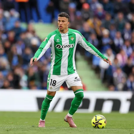 Escándalo en Betis: borraron a un jugador por romance con la hija de un ídolo