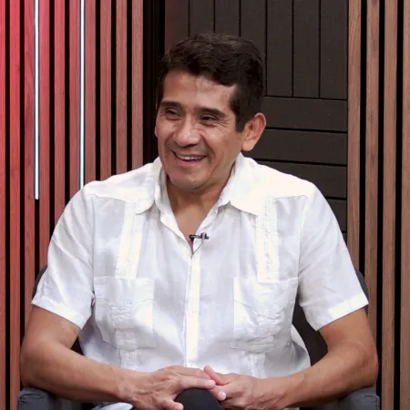 Osqui Guzmán: “Estamos obligados a sobrevivir en vez de vivir”