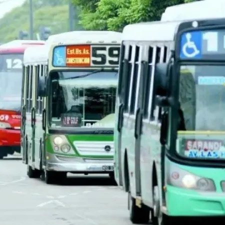 AMBA en alerta: el Gobierno paga, pero los colectivos siguen reducidos