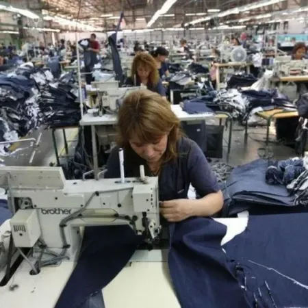 Remeras a 0,01 dólar: el dato detrás del derrumbe de la industria textil