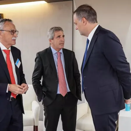 Crisis y deudas en el PAMI: cuál es el plan de Caputo y Lugones