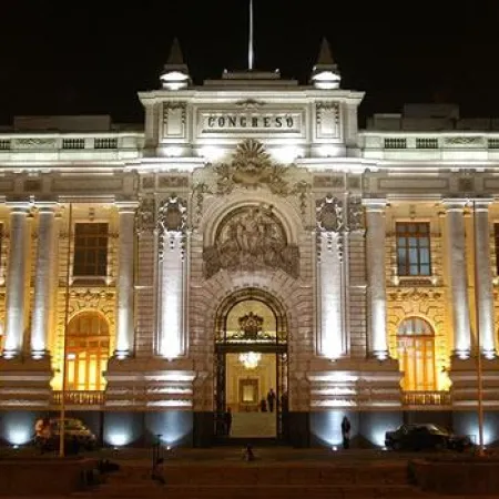 Perú entra a las urnas con voto disperso y un balotaje abierto