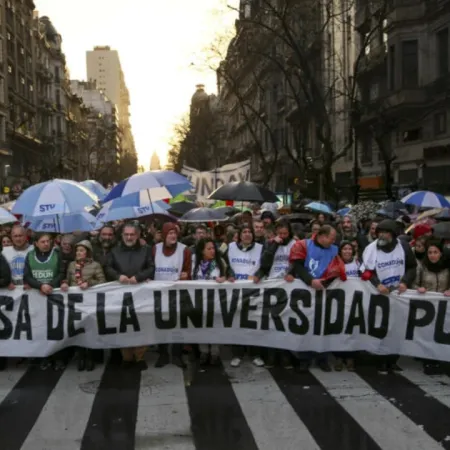 La UBA en pie de lucha: clases públicas en Plaza de Mayo contra el Gobierno