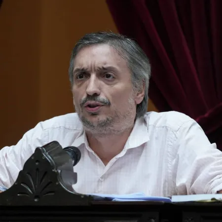 30% más de AUH y tope a las tarifas: qué propone Máximo Kirchner