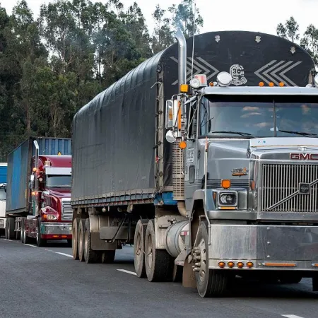 Ecuador sube aranceles al 100% y Colombia enfrenta un golpe comercial