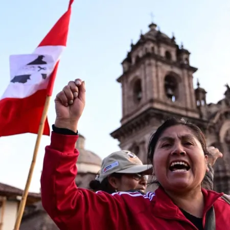Perú abre una elección fragmentada y Bolivia sigue un patrón que preocupa
