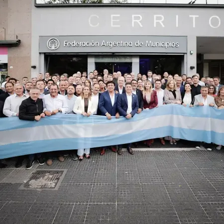 Kicillof y 120 intendentes contra Caputo: qué exigieron por la suba de la nafta