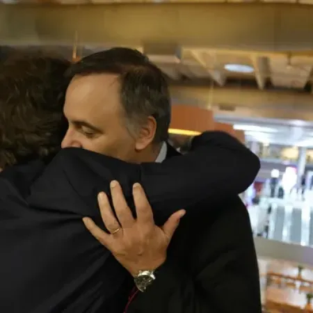 Javier Milei blinda a Manuel Adorni: lo llevó a AmCham y redobló su defensa pública