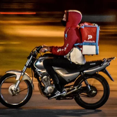 12 horas conectado y 10 de descanso: el proyecto para Rappi, Uber y PedidosYa