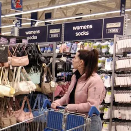 Carrefour vs. Coto: la nueva pelea por la ropa importada en supermercados