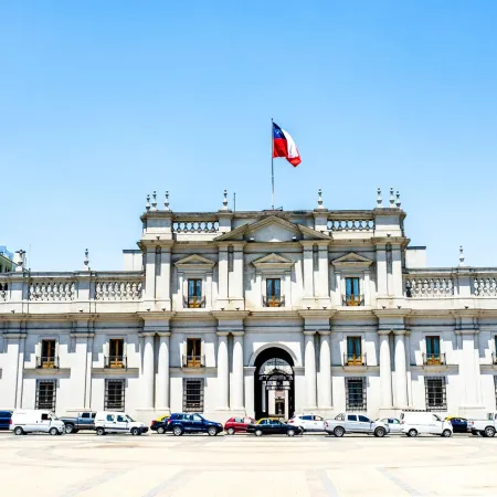 Chile baja el impuesto corporativo y busca ganarle terreno a Argentina