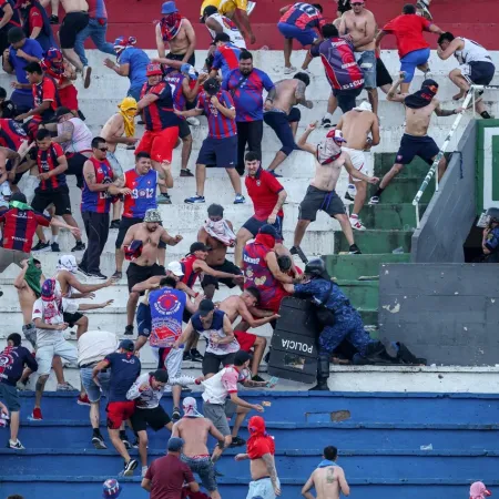 Qué pasó en el clásico paraguayo Cerro Porteño-Olimpia que dejó 72 heridos