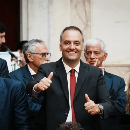 270 mil dólares urgentes: por qué Adorni vende su departamento en La Plata