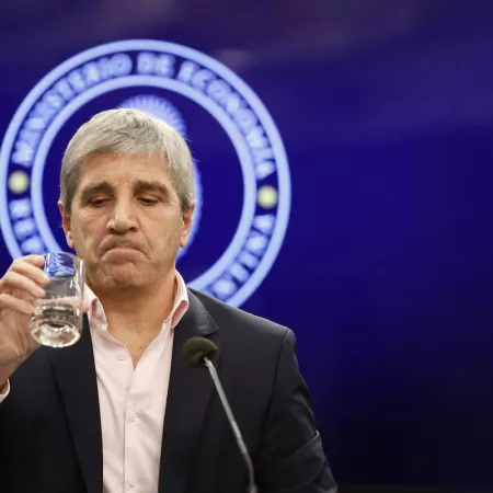 La economía se desplomó en febrero, pero Caputo habló de una "baja puntual"