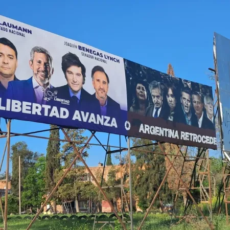 Milei y una veda electoral flexible: que pasaría con spots, internet y carteles