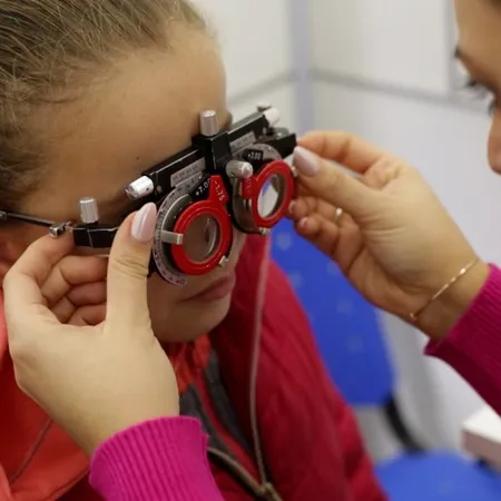 Anteojos gratis, controles y más: cómo funciona el plan oficializado por Milei