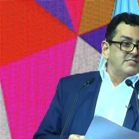 El Secretario de Cultura presentó la Feria del Libro entre silbidos y chicanas