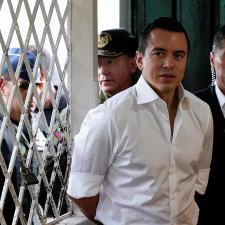 Noboa cambia las prisiones: qué gana el Estado al bloquear señales y visitas