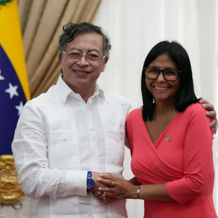 Gustavo Petro y Delcy Rodríguez se reúnen en Caracas con foco en seguridad y energía