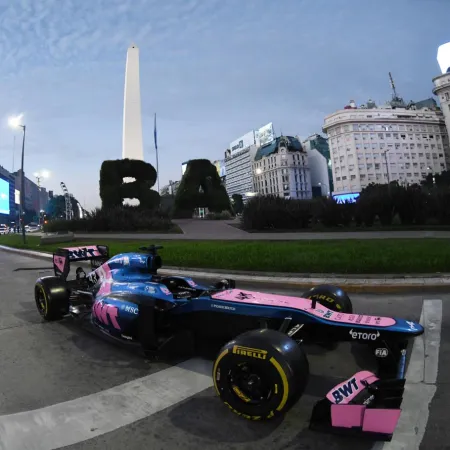 Road show en Buenos Aires: Alpine presentó el Lotus de Colapinto en el Obelisco