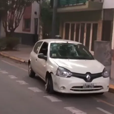 Choque y vuelco en Flores: un conductor se durmió e impactó contra dos autos