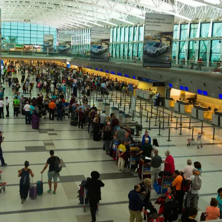 Salidas en rojo: en marzo, se fueron 552 mil turistas más de los que llegaron