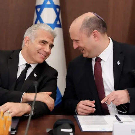 Quiénes son Naftali Bennett y Yair Lapid, los ex primeros ministros que buscan derrotar a Netanyahu