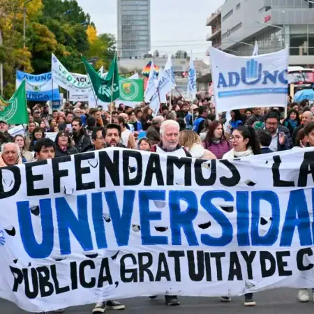 Paro universitario: ¿qué pasaría con los salarios si se aplicara la ley?