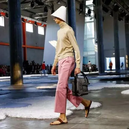 Prada lanza sandalias Kolhapuri en India tras polémica cultural