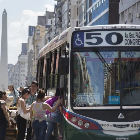 Colectivos aumentan en mayo: cuánto cuesta viajar y por qué advierten menos frecuencia