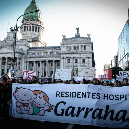 Becas y guardias de 24 horas: el reglamento de Milei para residencias de salud