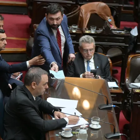 Pablo Juliano le entregó la Constitución a Adorni: cuál fue su única pregunta