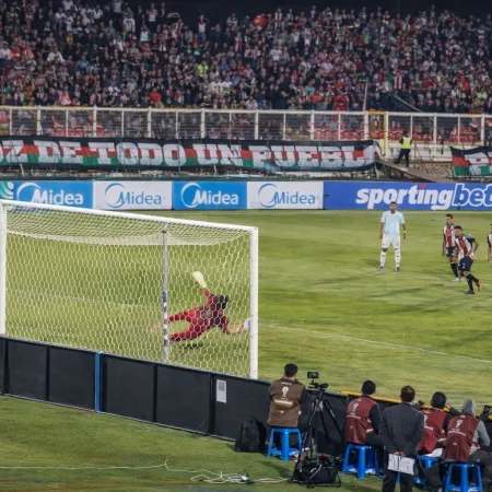 De no creer: Carlos Vinícius falló tres penales consecutivos ante Palestino