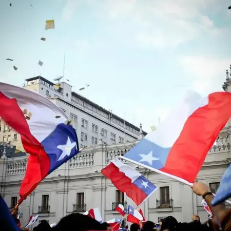 La discusión por los recortes en Chile que puede frenar obras y asistencia social