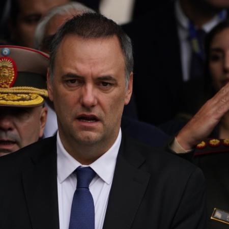 Adorni y Aruba: qué frase suya lo obliga ahora a probar su propia inocencia