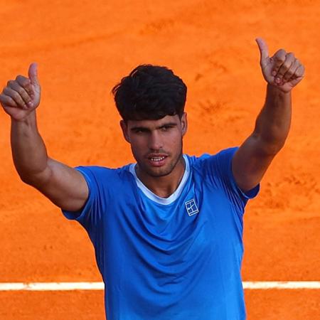 Alcaraz le ganó a Etcheverry en Montecarlo y Sinner sigue al acecho